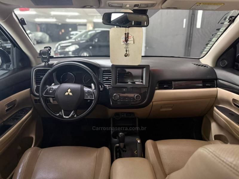 MITSUBISHI - OUTLANDER - 2016/2016 - Marrom - Sob Consulta