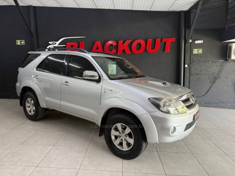 TOYOTA - HILUX SW4 - 2008/2008 - Prata - Sob Consulta