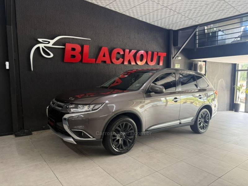 MITSUBISHI - OUTLANDER - 2016/2016 - Marrom - Sob Consulta