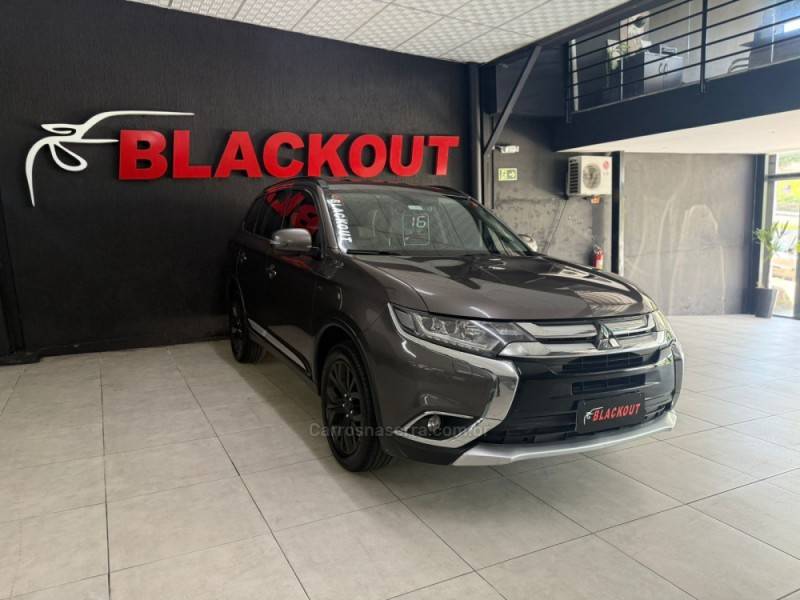 MITSUBISHI - OUTLANDER - 2016/2016 - Marrom - Sob Consulta