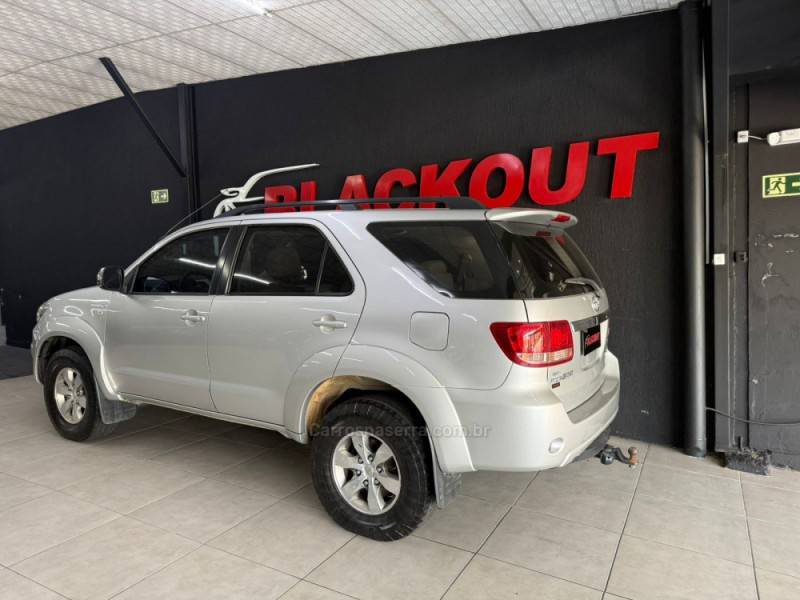 TOYOTA - HILUX SW4 - 2008/2008 - Prata - Sob Consulta