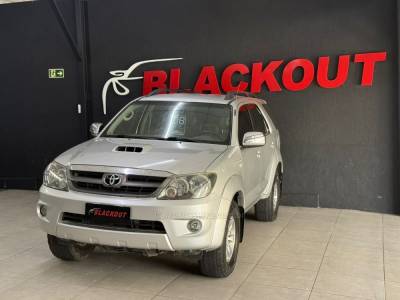 TOYOTA - HILUX SW4 - 2008/2008 - Prata - Sob Consulta