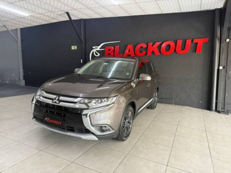 MITSUBISHI - OUTLANDER - 2016/2016 - Marrom - Sob Consulta